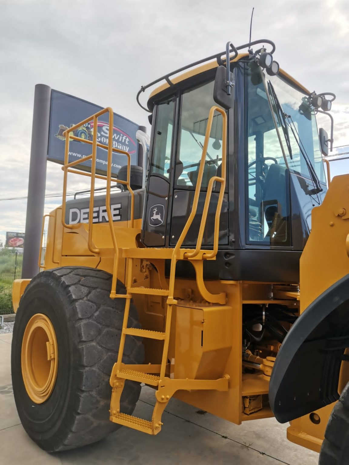 John Deere 824J – Swift Company